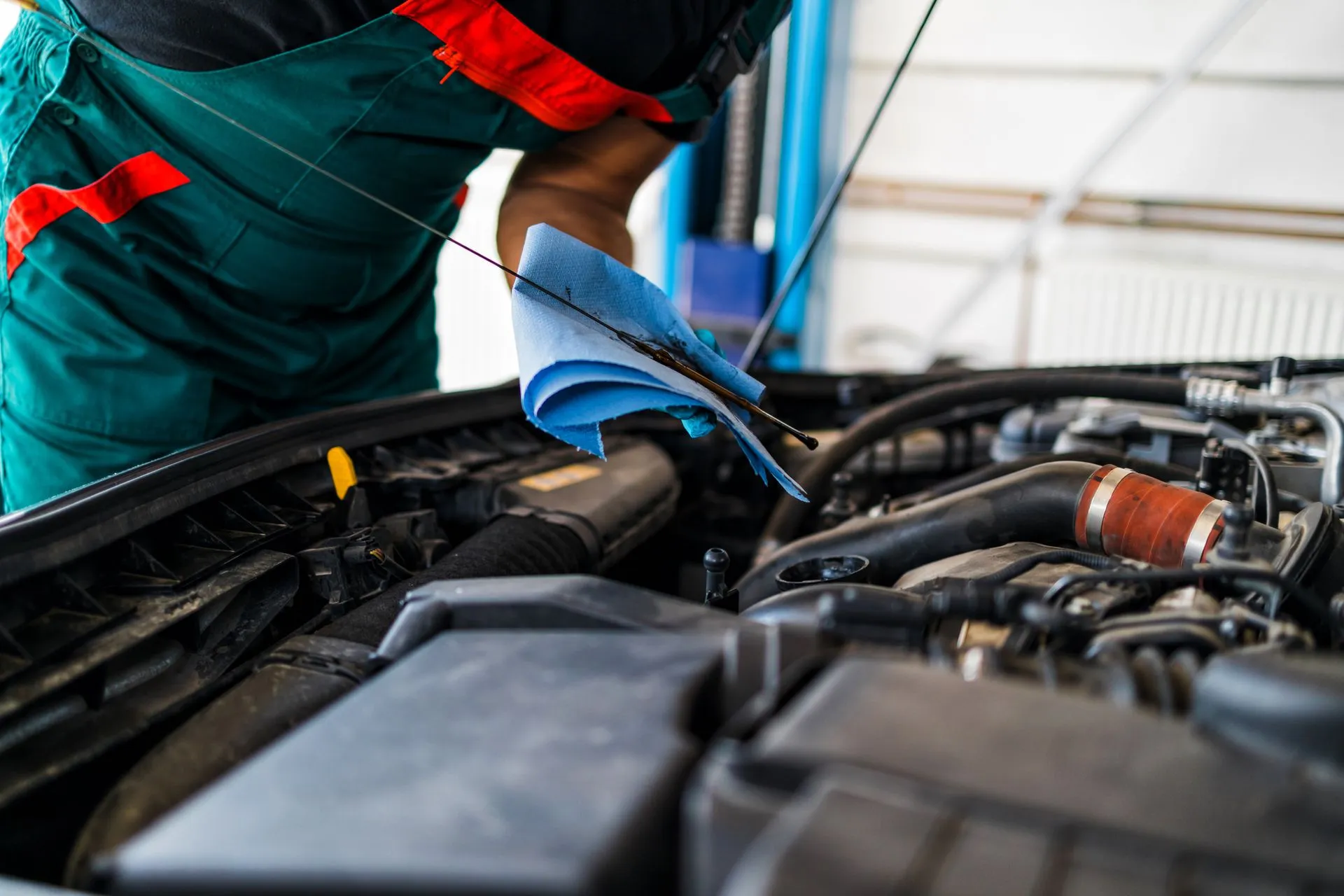 Meccanico esegue manutenzione ordinaria su un'auto
