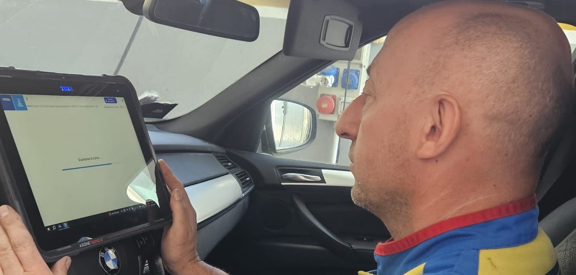 Tecnico esegue diagnosi computerizzata su centralina auto