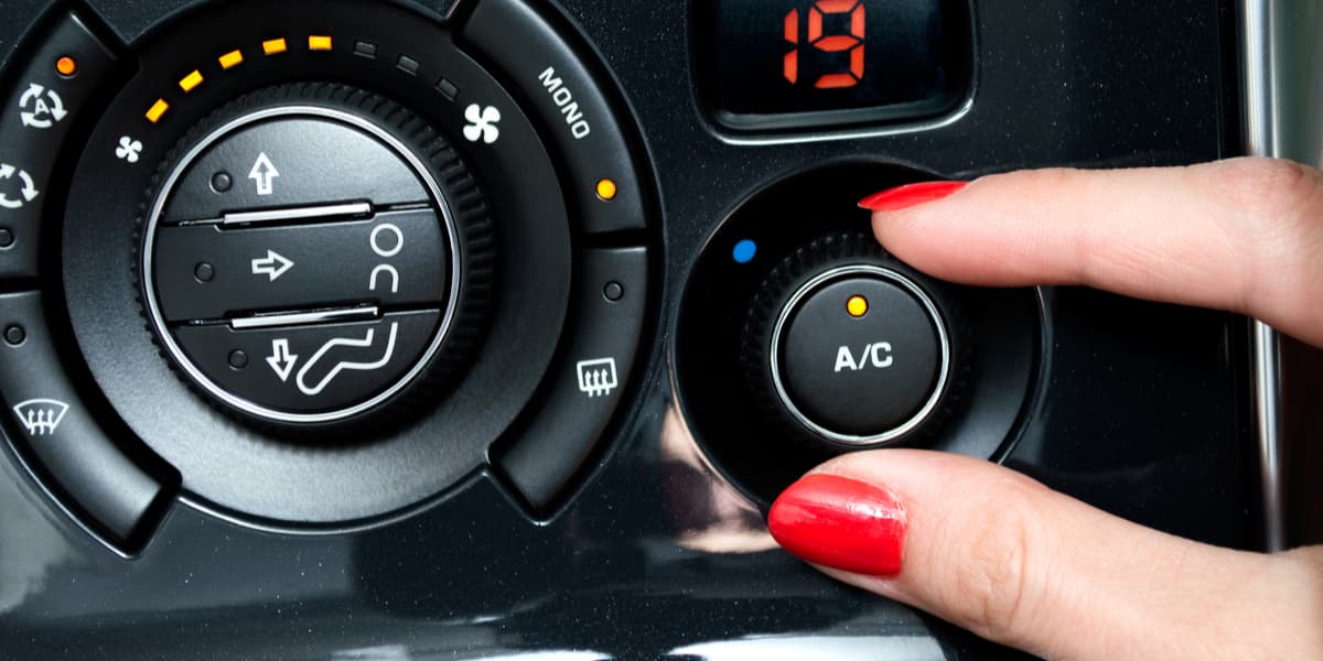 Tecnico esegue la ricarica dell'aria condizionata auto